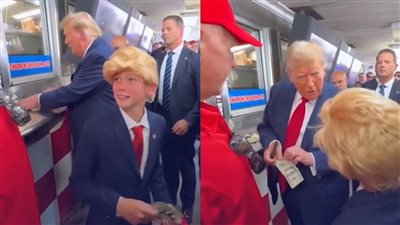 باروكة صفراء.. ترامب يكافئ طفلا حاول التشبه به بالتوقيع على 20 دولارا