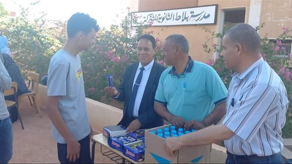 جانب من توزيع زجاجات