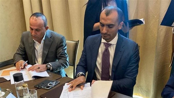 جانب من توقيع عقد