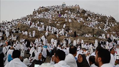 والدتي حجت بتأشيرة زيارة من 24 عاما.. هل عليها إثم؟