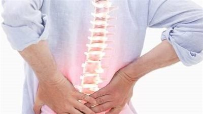 طبيب متخصص يحذر: 5 عادات يومية تضر بالعمود الفقري 