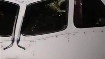 رعب بين ركاب طائرة متجهة إلى أمريكا بسبب تشقق الزجاج الأمامي