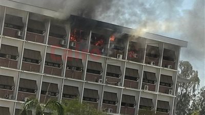 الحماية المدنية تسيطر على حريق كلية الطب بأسيوط.. وإنقاذ 8 أفراد محتجزين |صور