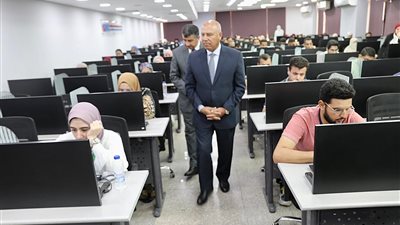 وزير النقل يتابع أعمال امتحانات المتقدمين لشغل الوظائف بالهيئة القومية للأنفاق