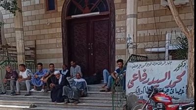 القرية كلها حزينة.. أسرة موظف وزارة الزراعة تنتظر وصول جثمانه استعدادًا لدفنه | بث مباشر 