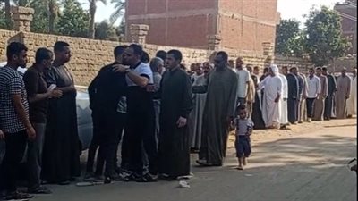 أسرة موظف الزراعة المنتحر تتلقى عزاءه أمام المقابر بعد دفنه بالفيوم | بث مباشر 