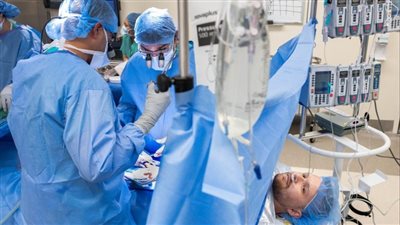 وهو مستيقظ.. أمريكي يجري عملية زرع الكلى دون مخدر كُلي