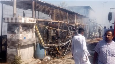 أكشاك بقالة.. محافظ أسوان يتابع جهود السيطرة على حريق بجوار مزلقان كلابشة