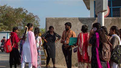 شركة عالمية لتجميع هواتف الأيفون تمنع توظيف النساء المتزوجات.. اعرف السبب