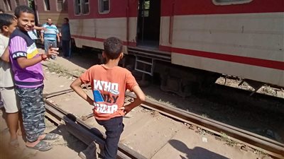 مصدر بالسكة الحديد: خطأ في التحويلة السبب وراء خروج قطار منوف - بنها عن القضبان