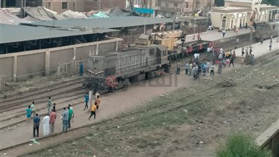 بعد الدفع بونش عملاق.. السكة الحديد ترفع عربة قطار منوف بنها بعد خروجها عن القضبان بالباجور