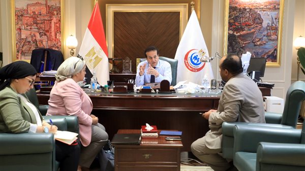 اجتماع وزير الصحة