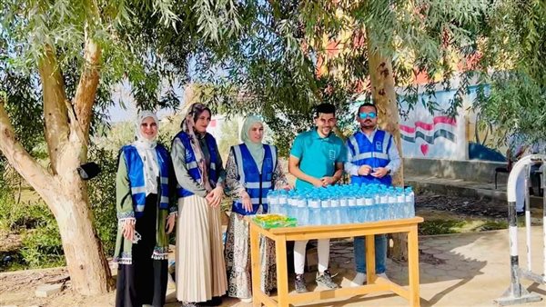 حياة كريمة توزع زجاجات