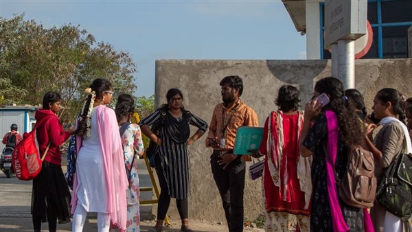 تجمع النساء أمام