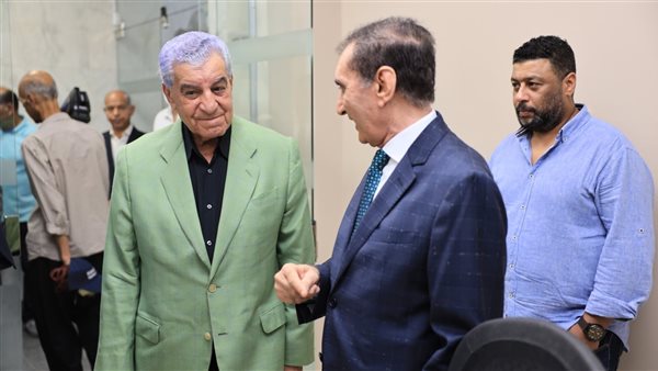  زاهي حواس يزور مركز