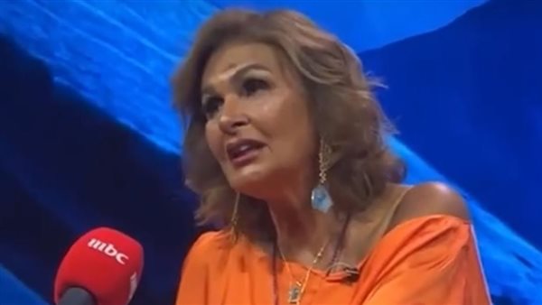 الفنانة يسرا
