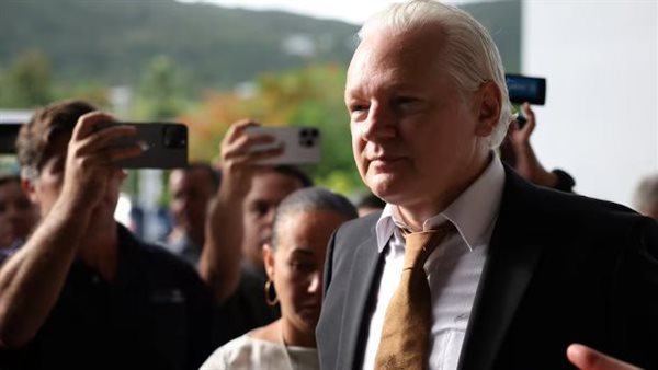 جوليان أسانج في طريقه