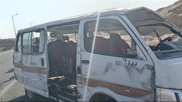 إصابة 11 شخصًا في