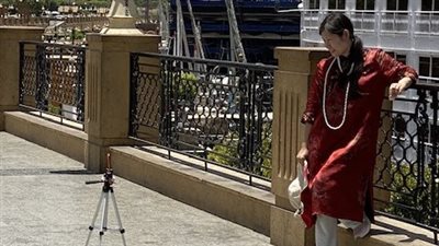 رغم ارتفاع درجات الحرارة.. سياح يلتقطون الصور التذكارية على كورنيش الأقصر 