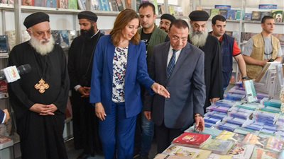 محافظ الإسكندرية ووزيرة الثقافة يفتتحان معرض كتاب الكاتدرائية المرقسية بالمحافظة