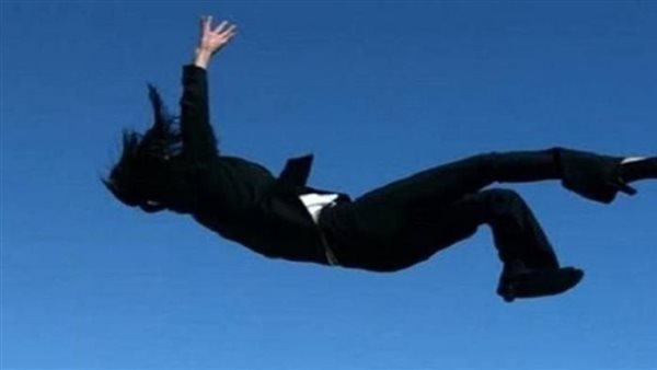 سقوط سيدة من أعلى