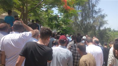 كانت صائمة.. تشييع جثمان سيدة توفيت نتيجة سقوطها من أسانسير بسبب انقطاع الكهرباء بكفر الشيخ | صور