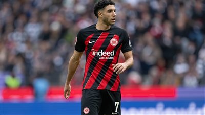 عمر مرموش يقود هجوم فرانكفورت أمام بوروسيا دورتموند بالدوري الألماني