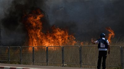الجيش الإسرائيلي يجلي 200 جندي ويستدعي 20 فرقة إطفاء بعد وصول النيران لمعسكر جنوبي الضفة