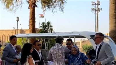 بدء توافد الضيوف على عقد قران ابنة مفيدة شيحة بالقلعة | بث مباشر