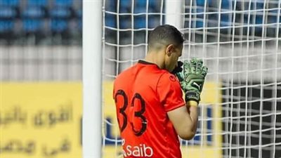 ما حكم من يعادي صلاة الجماعة في أماكن العمل وملاعب الكرة؟