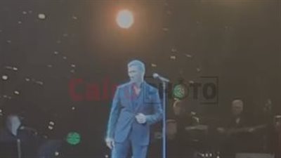 السيدات يتغزلن بكاظم الساهر في حفله بالقاهرة الجديدة: كل ما تكبر تحلى