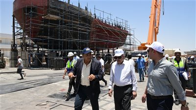 رئيس هيئة قناة السويس يتفقد مصنع مصر لبناء القاطرات بترسانة جنوب البحر الأحمر بسفاجا