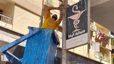 إزالة الإعلانات المخالفة وغير المرخصة من شوارع مدينة السويس