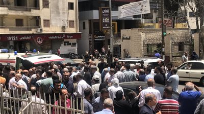 بحضور المئات.. تشييع جنازة الدكتور محمد فريد رئيس جمعية الجراحين المصرية