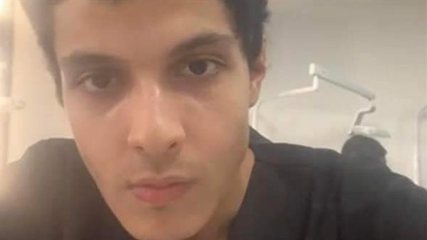 طالب كلية طب الأسنان