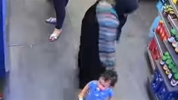 سيدة ترتدي عباءة