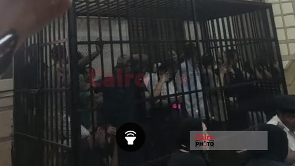 وصول المتهمين بإنهاء