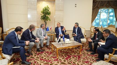 نائب وزيرة التخطيط يلتقي ممثلي شركة ETF VINCI الفرنسية لتعزيز سبل التعاون المشترك