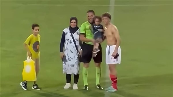 إمام عاشور مع أسرة