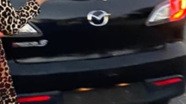 سيارة سوداء بدون