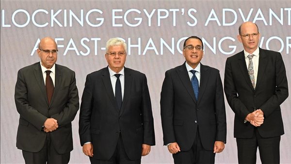 جانب من التوقيع