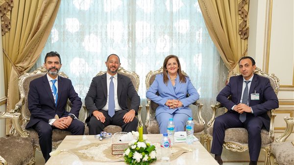 وزيرة التخطيط والمدير