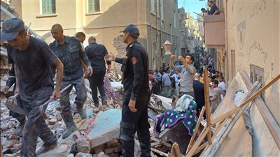 مصرع 3 أشخاص وإصابة 8 آخرين في انهيار منزل بأسيوط.. والحماية المدنية تبحث عن باقي السكان | صور