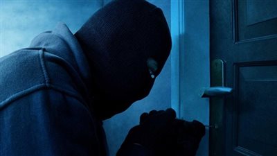 حاول يفصل التيار فمات.. مصرع لص صعقًا بالكهرباء خلال محاولته سرقة منزل بالتجمع| بث مباشر