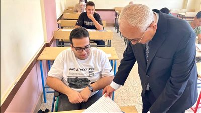 التعليم: منح الدرجة الكاملة لطلاب الثانوية العامة في 3 أسئلة بامتحان الفيزياء | بث مباشر