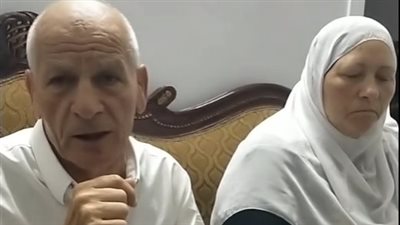 شوفنا الموت بعينينا والجثامين كانت في الشوارع.. زوجان عائدان من الحج يرويان شهادتهما عما حدث هذا العام| بث مباشر 