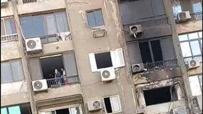 الأثاث تحول لرماد.. السيطرة على حريق نشب في شقتين بالعجوزة| بث مباشر 