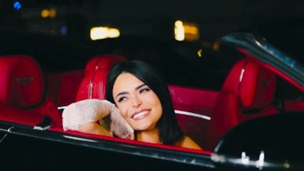 الفنانة أسماء جلال