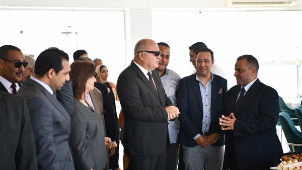 محافظ قنا أثناء الافتتاح