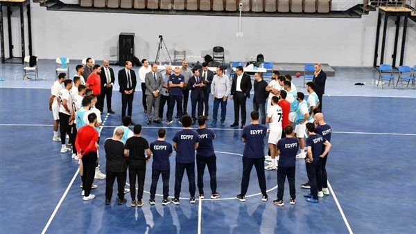 وزير الرياضة مع منتخب